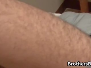 Broers sexy b-yfriend krijgt lul zoog