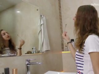 Picsa margaret robbie -ban a fürdőszoba tovább szüzesség elvesztése csatorna