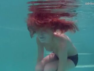 魅惑的な 水中 赤毛 ニキータ vodorezova