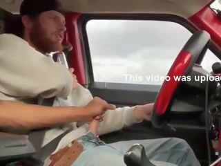 Divi super cilvēki masturbācija uz the automašīna