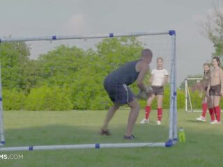 Ultrafilms leggendario quattro calcio ragazze sedurre allenatore per spogliarsi gioco & dare lui il più caldo orgia in suo vita