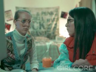 Nerd lésbicas blinded por ciência & quente virtual milf-girlcore