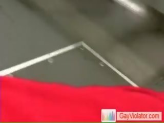 Człowiek odbiera wydymane w metro przez gayviolator